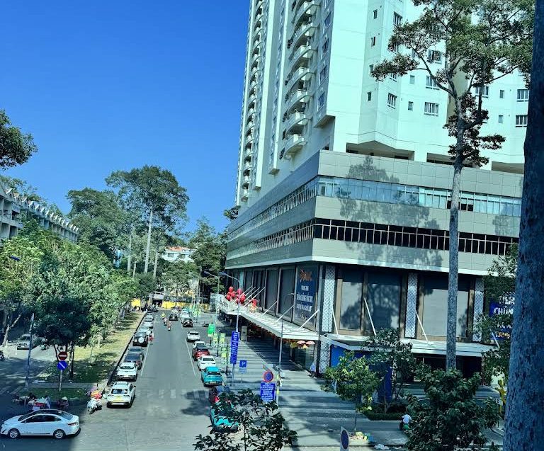 Bãi xe phía sau Hùng Vương plaza